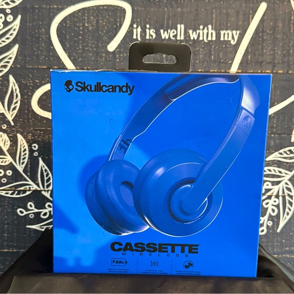 Skullcandy Cassette Wireless Headphones in Vibrant Blue - Picture 1 of 4